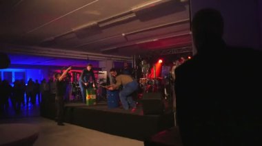 Zalec, Slovenya - 1. Aralık 2017 Bir fotoğrafçı sahnede sanatçıların fotoğraflarını çekiyor. Bütün oda karanlık ve odadaki enerji harika..