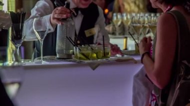 Güzel giyimli bir kadın bara doğru gidiyor, güzel bir içki istiyor ama fikrini değiştiriyor, alkol içmiyor..