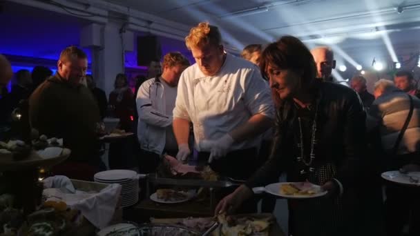 Ζάλεκ Σλοβενία Δεκέμβριος 2017 Επισκέπτες Στην Εκδήλωση Παίρνουν Φαγητό Από — Αρχείο Βίντεο
