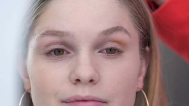 Una Maquilladora Aplica Color Marrón Claro Parte Exterior Los Párpados — Vídeos de Stock