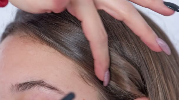 Een Make Artiest Gebruikt Een Haarspeld Stopt Het Het Haar — Stockvideo