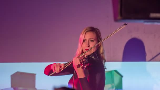 ザレック スロベニア 2017年12月 若い女性がバイオリンを上手に弾きます 観客はイベントでクラシック音楽を楽しんでいる — ストック動画