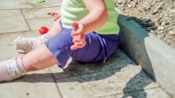 Bela Menina Sentada Chão Sujo Jardim Ecológico Com Mãos Sujas — Vídeo de Stock