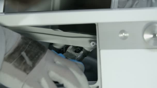 Профессиональный Ремонтник Отключает Шланг Плоскогубцами Руки Защищены Специальными Перчатками — стоковое видео