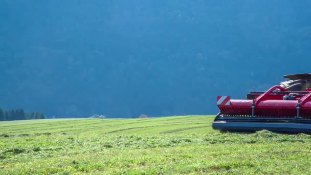 Een Grote Trekker Het Snijden Van Gras Met Machine Die — Stockvideo