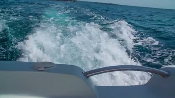 Waarnemen Van Golven Wanneer Een Speedboot Zee Rijdt — Stockvideo