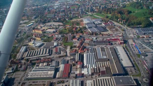 Celje Şehrinin Üzerinde Bir Uçak Uçuyor Manzara Muhteşem Slovenya Muhteşem — Stok video