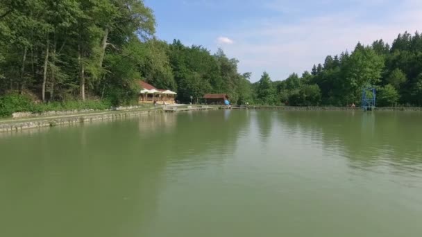 Langzaam Zwevend Het Meer Braslovce Geplaatst Prachtige Omgeving Het Oostelijke — Stockvideo