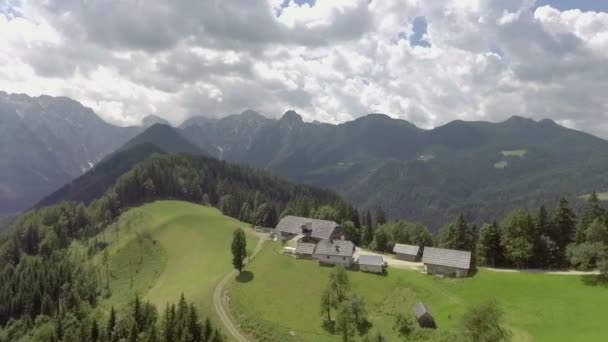 Pohled Hory Den Krásný Obloze Několik Mraků Letecký Snímek — Stock video