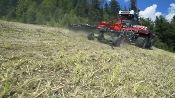 Día Caluroso Verano Los Agricultores Están Preparando Heno Colina Muy — Vídeos de Stock