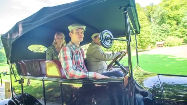 Três Pessoas Num Carro Antigo Estão Sorrir Eles Estão Vestidos — Vídeo de Stock