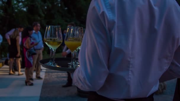 Servitören Står Bredvid Baren Med Bricka Full Glas Champagne — Stockvideo