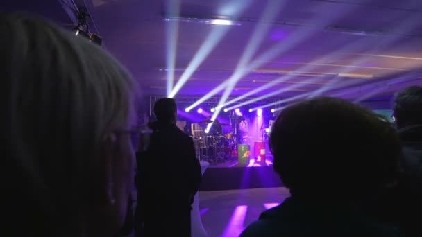 扎莱克 斯洛文尼亚 2017年12月 房间很暗 房间里有特殊的照明 参加活动的客人正在等待表演者上台 — 图库视频影像