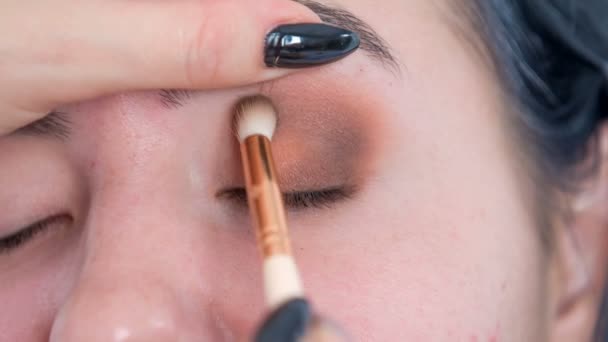 化妆艺术家把深色和柔和的眼影混合在一起 她用柔软的刷子 — 图库视频影像
