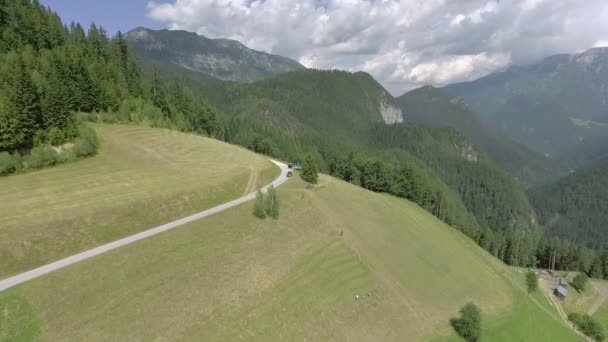 Dağlara Çıkan Dar Bir Yolu Gözlemliyorum Hava Görüntüsü Hava Güneşli — Stok video