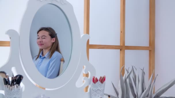 Μια Πελάτισσα Στο Μακιγιάζ Κλείνει Μάτι Στον Καθρέφτη Όταν Κάθεται — Αρχείο Βίντεο