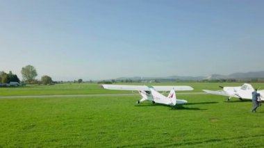 Yeşil alandaki küçük kırsal havalimanının hava görüntüleri