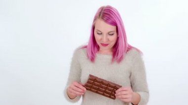 Genç bir kadın pirinçle çikolata yerken kendini iyi hisseder..