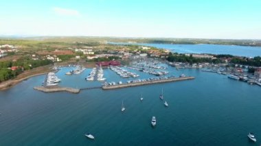 Seatown 'un bir tarafında güzel bir marina.