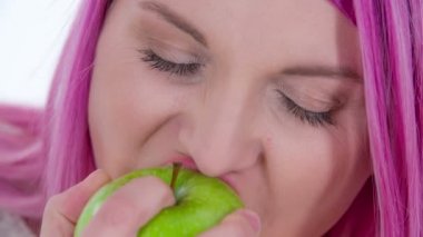 Genç bir kadın yediği organik yeşil elmanın tadı konusunda heyecanlı..