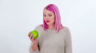 Yeşil bir elmayı ısırmak. Video yan taraftan çekilmiş..