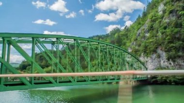 ZIDANI, SLOVENIA - 3. Kasım 2017 Slovenya 'daki Sava nehri üzerindeki muhteşem yeşil metal köprü güzel bir çevreye yerleştirildi..