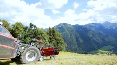 Bu tepeden görünümü büyüleyici ve bir çiftçi yaz aylarında saman hazırlanıyor.