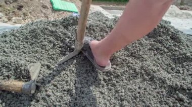 Betonu çapanın yardımıyla daha küçük bir alana eşit olarak yerleştirmek..