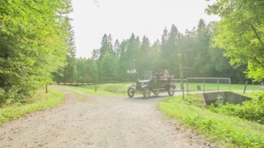 Güzel bir yeşillik ortamda köprü üzerinde ilk Amerikan araba Ford model T Sürüş.