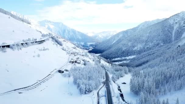 Vallei Bedekt Met Sneeuw Zijn Bergen Het Wintertijd Alles Wit — Stockvideo