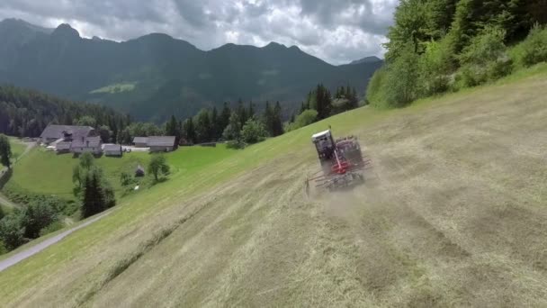 Birisi Saman Hazırlarken Makine Çok Hızlı Hareket Ediyor Hava Görüntüsü — Stok video