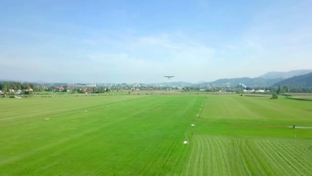 Prywatnym Lotnisku Odbywa Się Niewielki Samolot Dzień Jest Słoneczny Piękny — Wideo stockowe