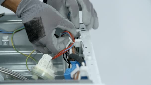 Reparateur Haalt Elektrische Kabels Uit Kapotte Wasmachine — Stockvideo