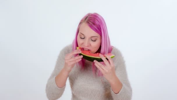 Mujer Joven Está Terminando Comer Una Rebanada Sandía — Vídeo de stock