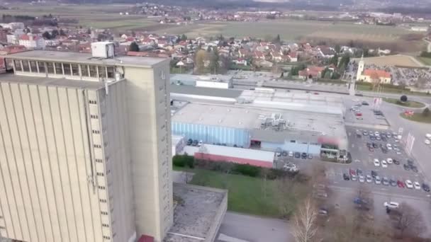 在一个小镇的中央有许多工厂 我们还可以看到一座比其他房子还大的大楼 — 图库视频影像