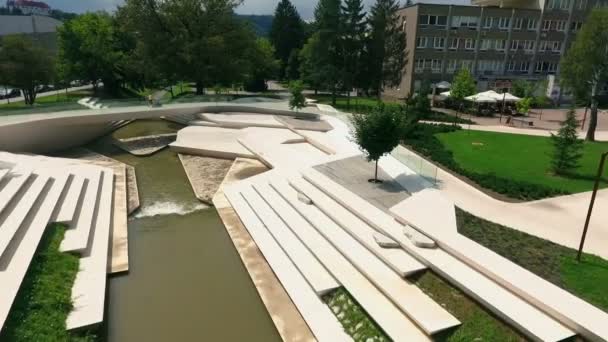 Ειδικά Σχεδιασμένη Γέφυρα Πάνω Από Ρέμα Στην Πόλη Velenje Σλοβενία — Αρχείο Βίντεο