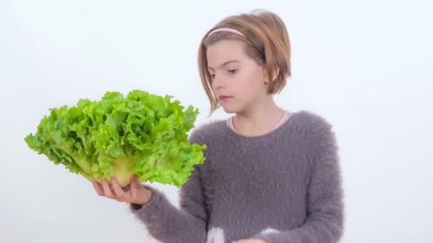 Ein Junges Mädchen Beißt Einen Salat Und Ist Nicht Sonderlich — Stockvideo