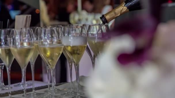 Barista Lentamente Versando Champagne Più Delizioso Alta Qualità Bicchieri Modo — Video Stock