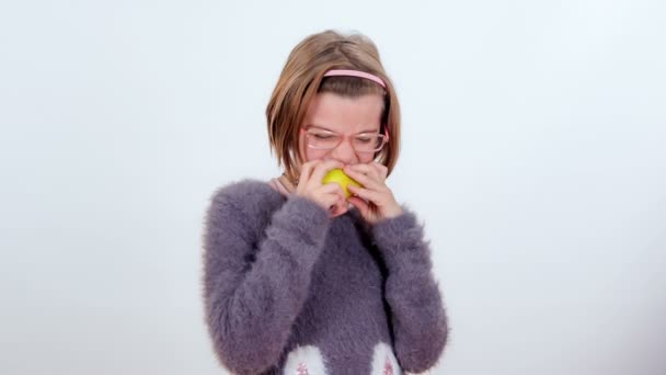 Ein Junges Mädchen Beißt Für Ihren Imbiss Eine Birne — Stockvideo