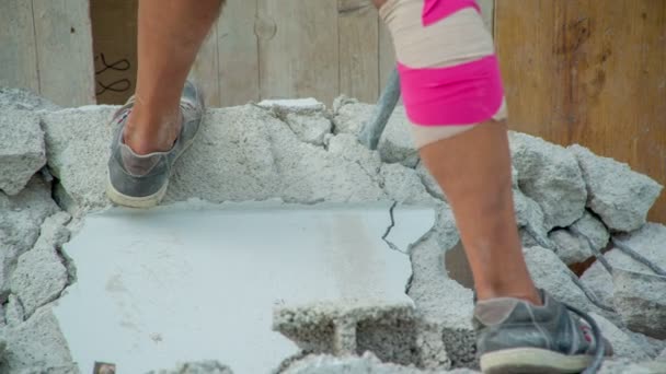 コンクリート解体ハンマーの助けを借りて壁の大部分を破壊老人 — ストック動画