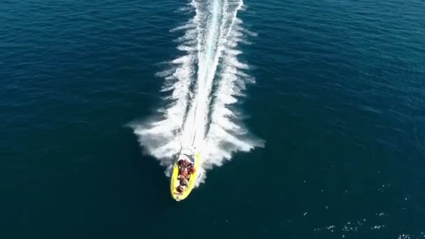 Gelbes Schnellboot Mit Touristen Eile — Stockvideo
