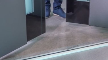 Evin içinde bir adam dikiliyor ve her iki kapıyı da kapatıyor..