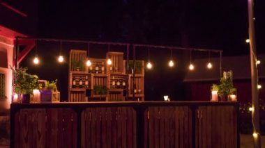 Peri ışıklarıyla dekore edilmiş ustaca tasarlanmış bir bar tezgahı.