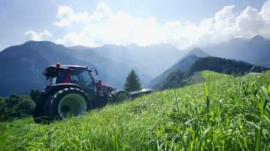 Dağlarda güzel ve güneşli bir gün ve çiftçiler yaz aylarında saman hazırlamakla meşguller..