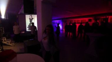 Zalec, Slovenya - 1. Aralık 2017 Bir dansçı sahne alacak ve arka planda bir power point sunumu da devam ediyor.