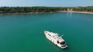 Hırvatistan 'ın Novigrad kenti yakınlarındaki körfeze demir attı