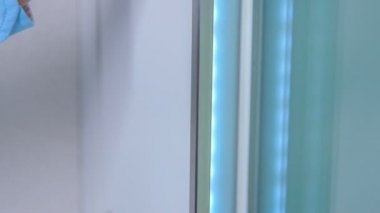 Bir kadının eli sapın üstünden dibine doğru ilerler. Bu kapının tarzı çok modern.