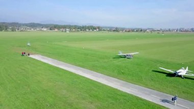 Doğanın ortasında küçük bir pist. Burası uçakların kalktığı yer. Manzara çok güzel görünüyor. Havadan çekim.
