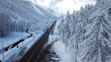 Ana yol tarafından bazı uyarılar ile bir tahta vardır. Yol kaygan ve karlı koşullar vardır, çünkü sürücüler dikkatli olmak gerekir.