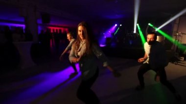 Zalec, Slovenya - 1. Aralık 2017 Dancers bir kulüpte sahne alıyor. Işık gösterisi açık. Kalabalık onları izliyor..